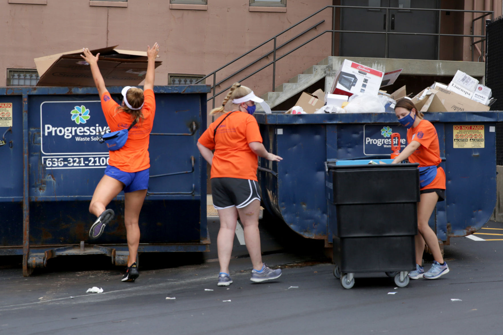 SLU freshmen move in to dorms